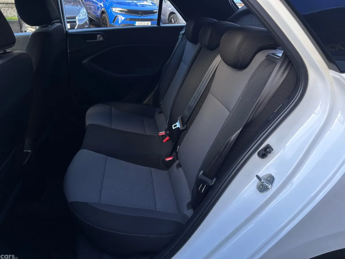 Hyundai i20 Hatchback, Petrol, 2018, White