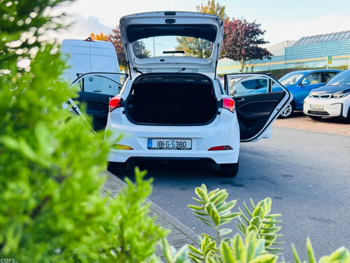 Hyundai i20 Hatchback, Petrol, 2018, White
