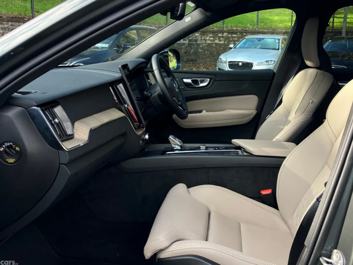 Volvo XC60 SUV, Petrol Plug-in Hybrid, 2026, Green