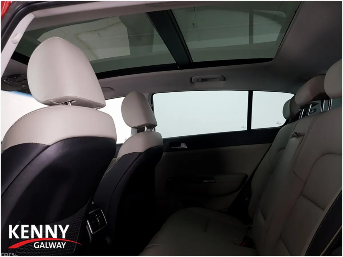 Kia Sportage MPV, Diesel Hybrid, 2022, Red