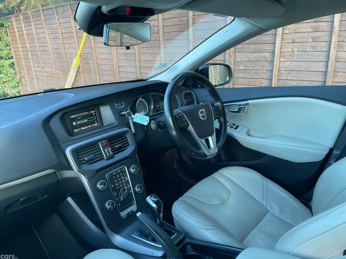 Volvo V40 Hatchback, Diesel, 2016, Black