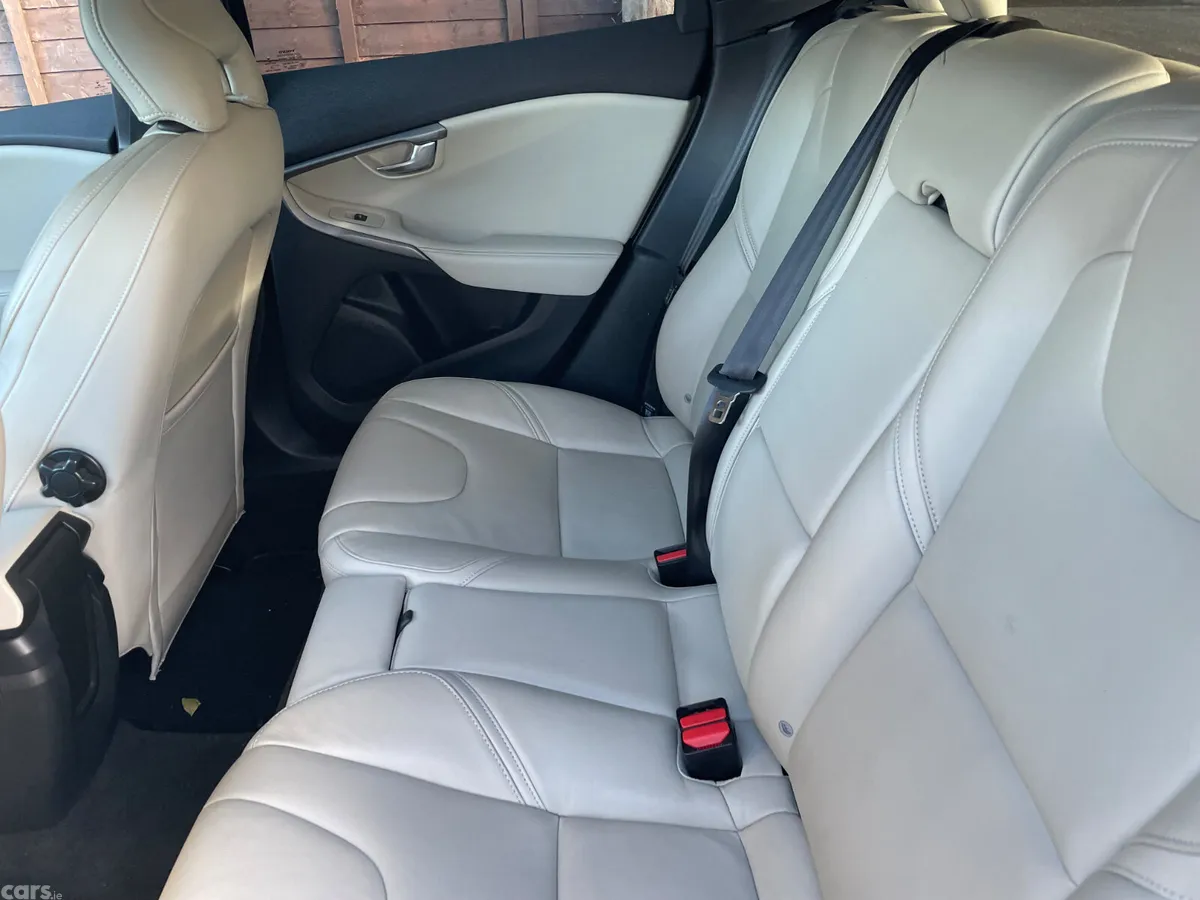 Volvo V40 Hatchback, Diesel, 2016, Black