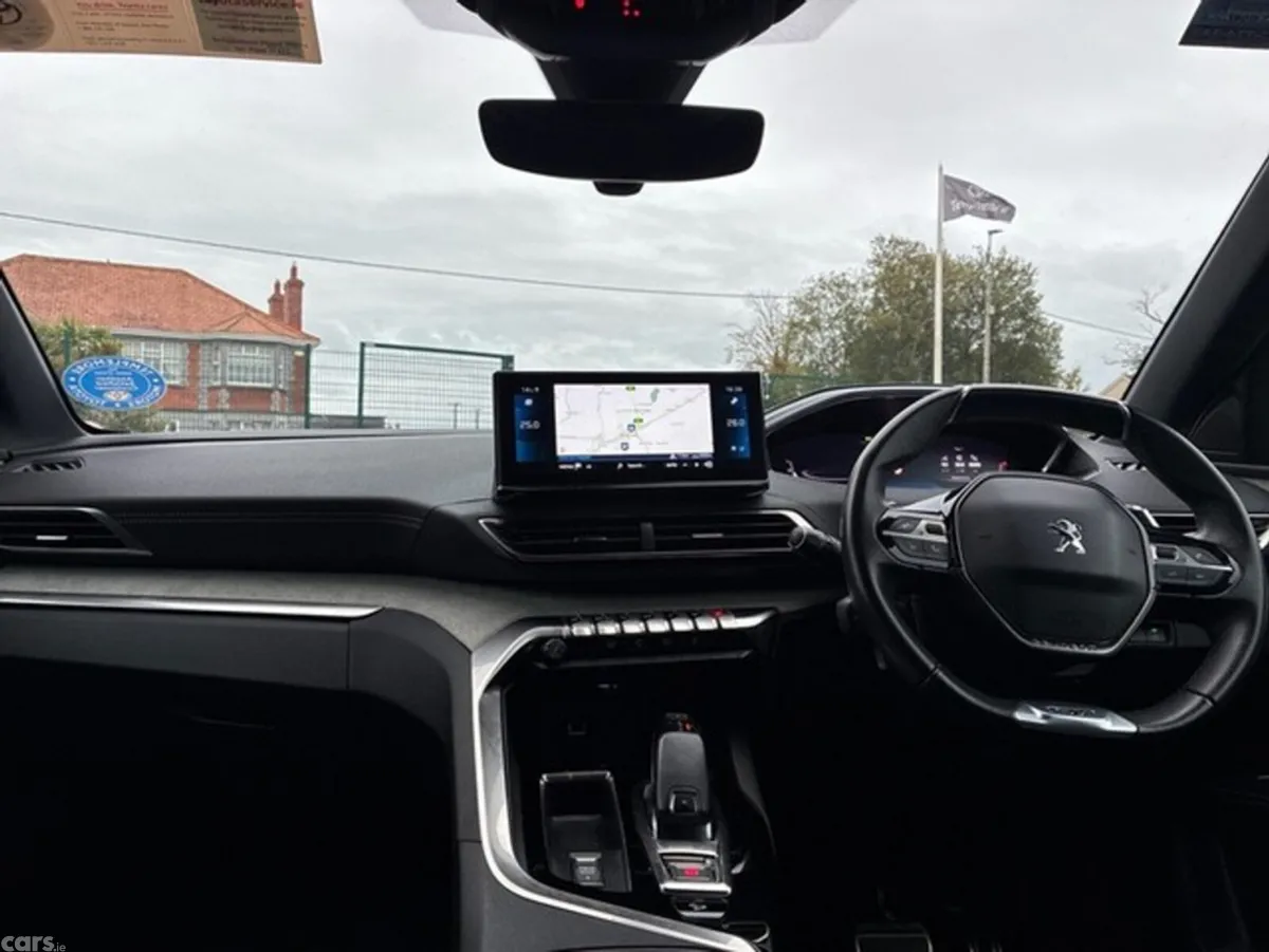 Peugeot 5008 MPV, Diesel, 2022, Red