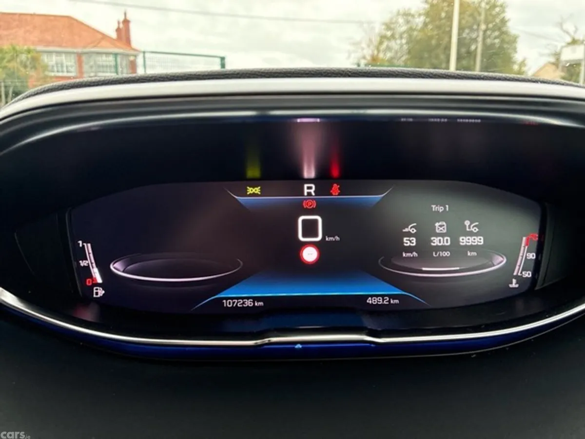 Peugeot 5008 MPV, Diesel, 2022, Red