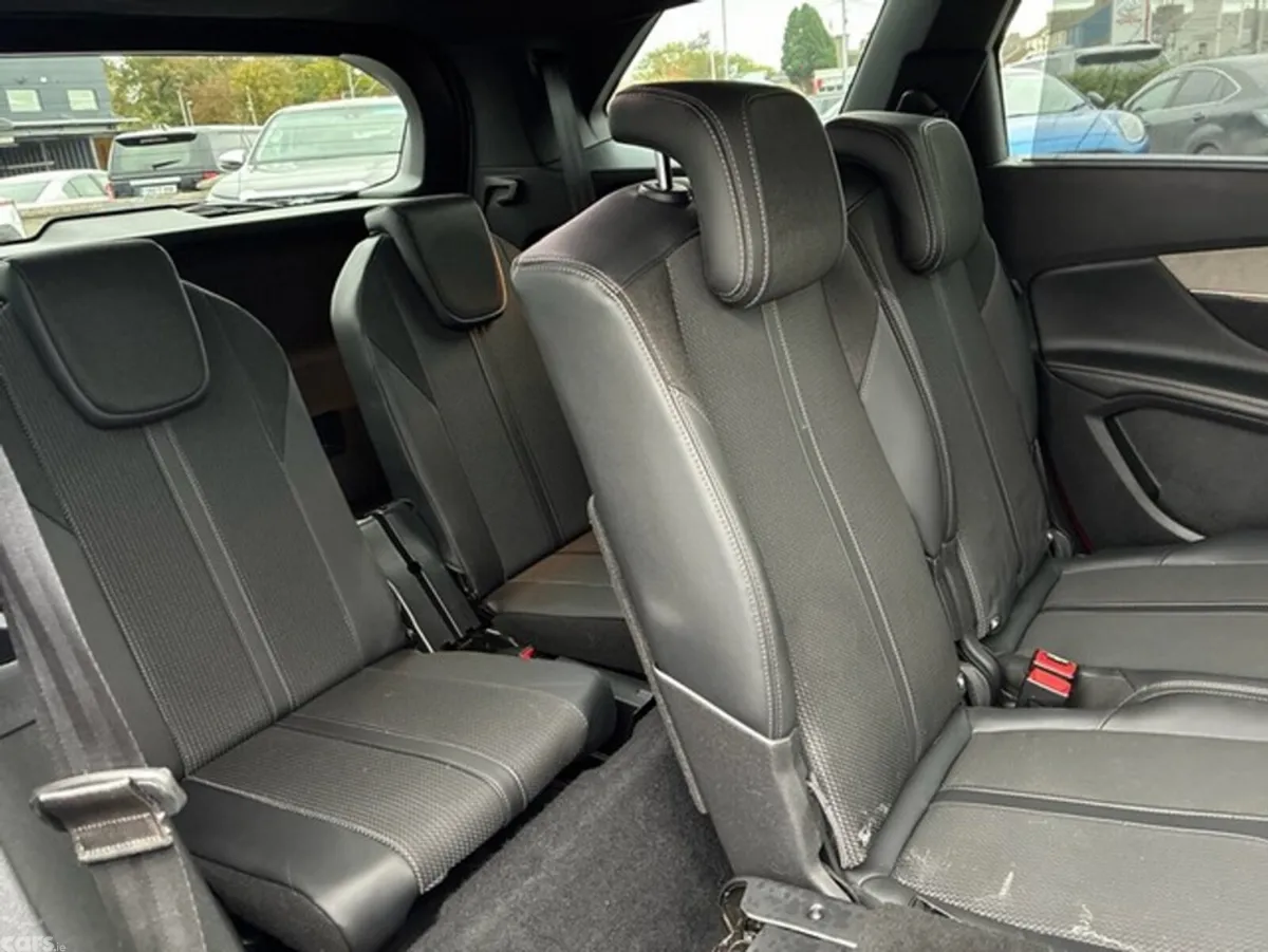 Peugeot 5008 MPV, Diesel, 2022, Red