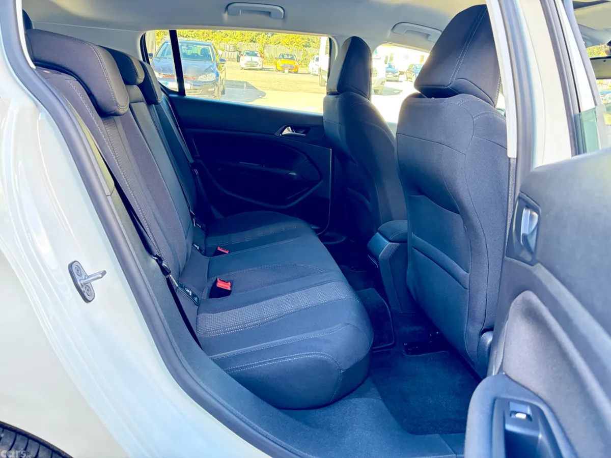 Peugeot 308 Hatchback, Petrol, 2017, White
