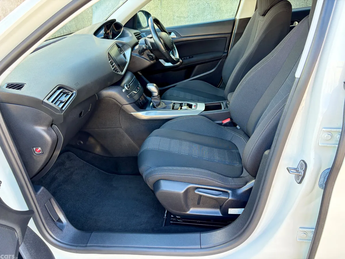 Peugeot 308 Hatchback, Petrol, 2017, White