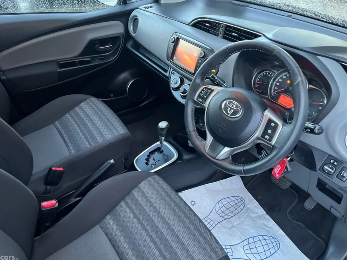 Toyota Yaris Hatchback, Petrol, 2017, White