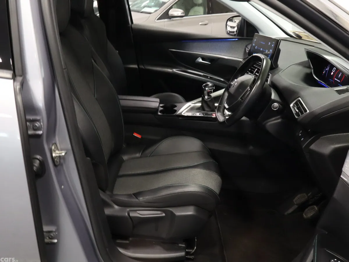 Peugeot 5008 MPV, Diesel, 2022, Grey