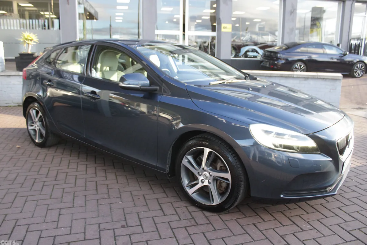 Volvo V40 Hatchback, Petrol, 2018, Grey