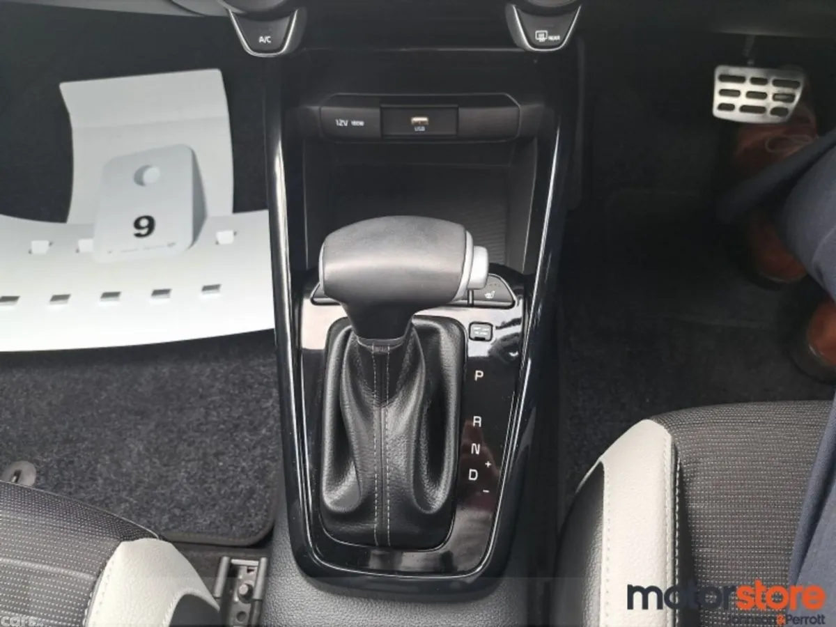 Kia Stonic MPV, Petrol Hybrid, 2022, Red