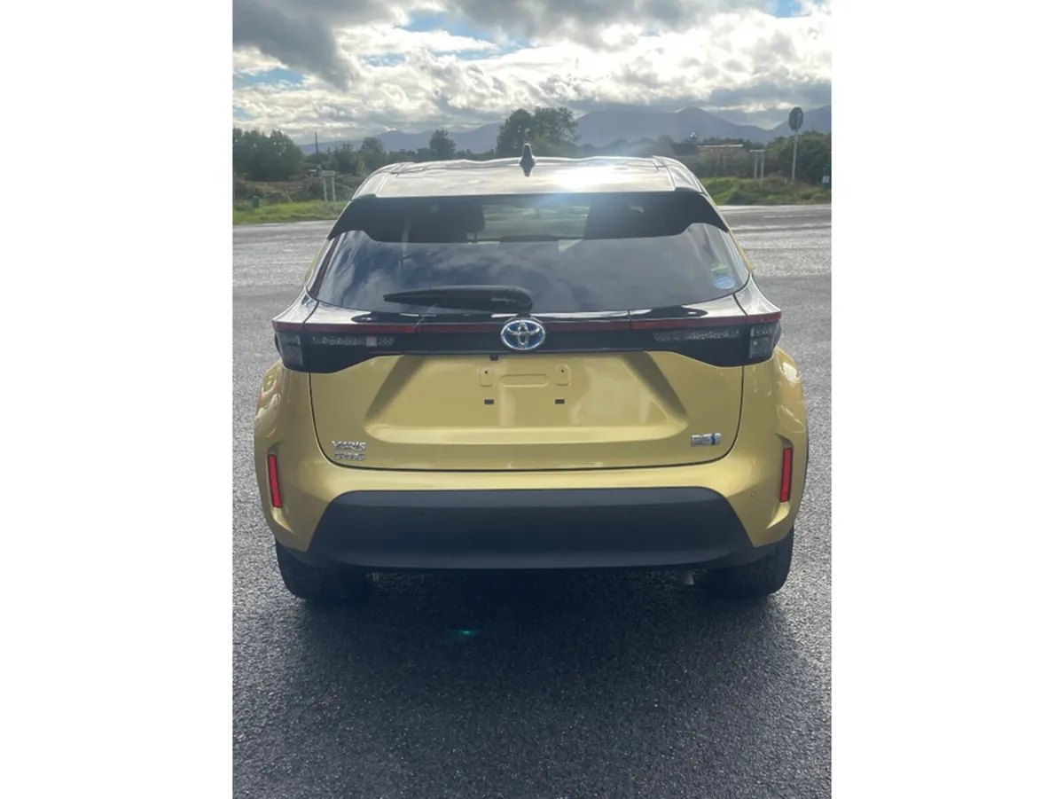 Toyota Yaris Cross Hatchback, Petrol Hybrid, 2021, Gold