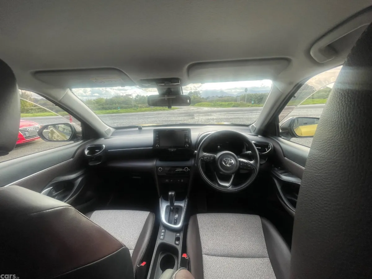 Toyota Yaris Cross Hatchback, Petrol Hybrid, 2021, Gold