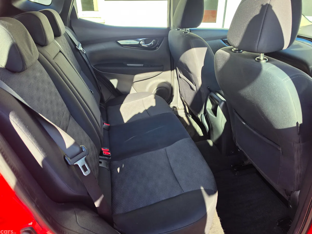 Nissan Qashqai SUV, Diesel, 2017, Red
