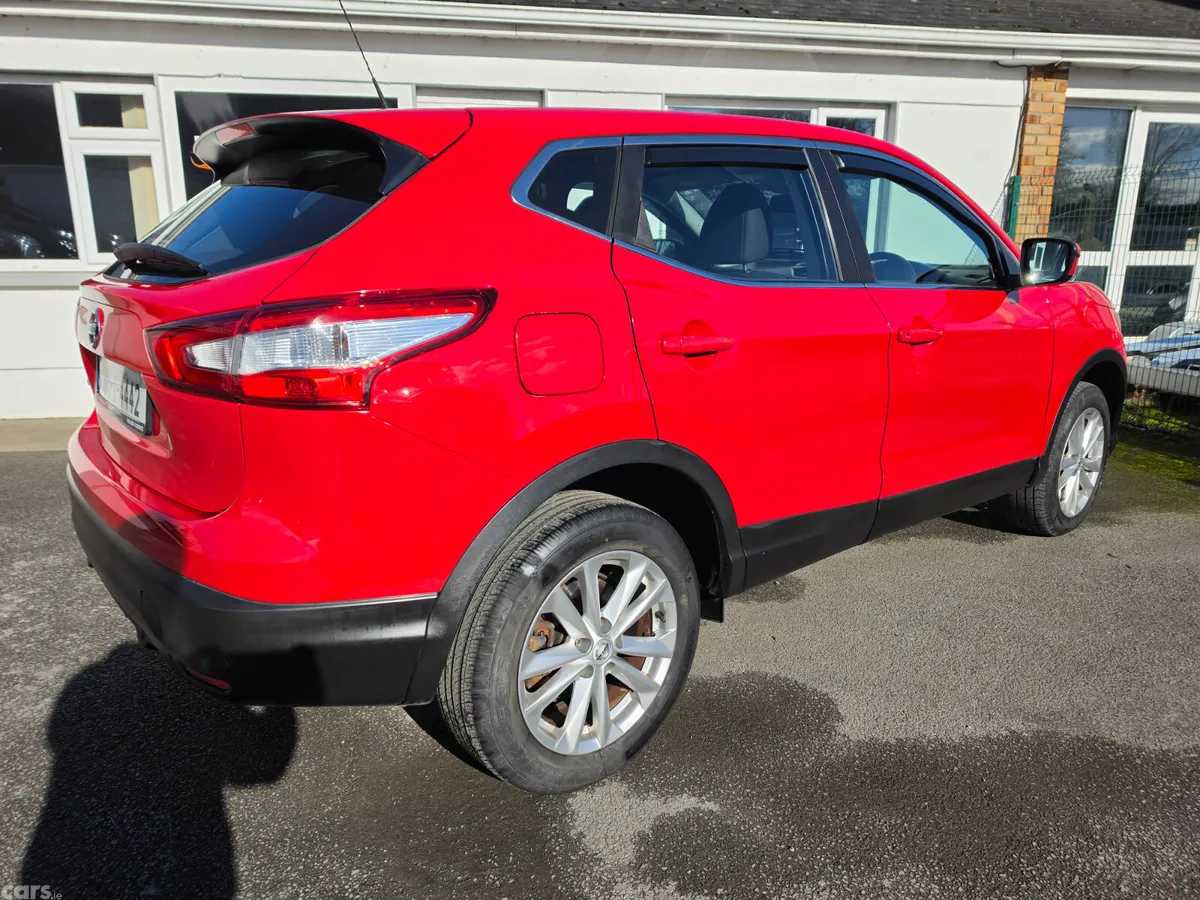Nissan Qashqai SUV, Diesel, 2017, Red