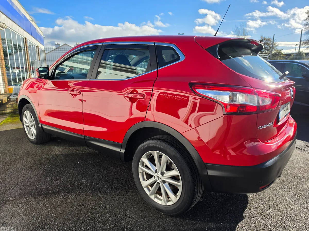 Nissan Qashqai SUV, Diesel, 2017, Red