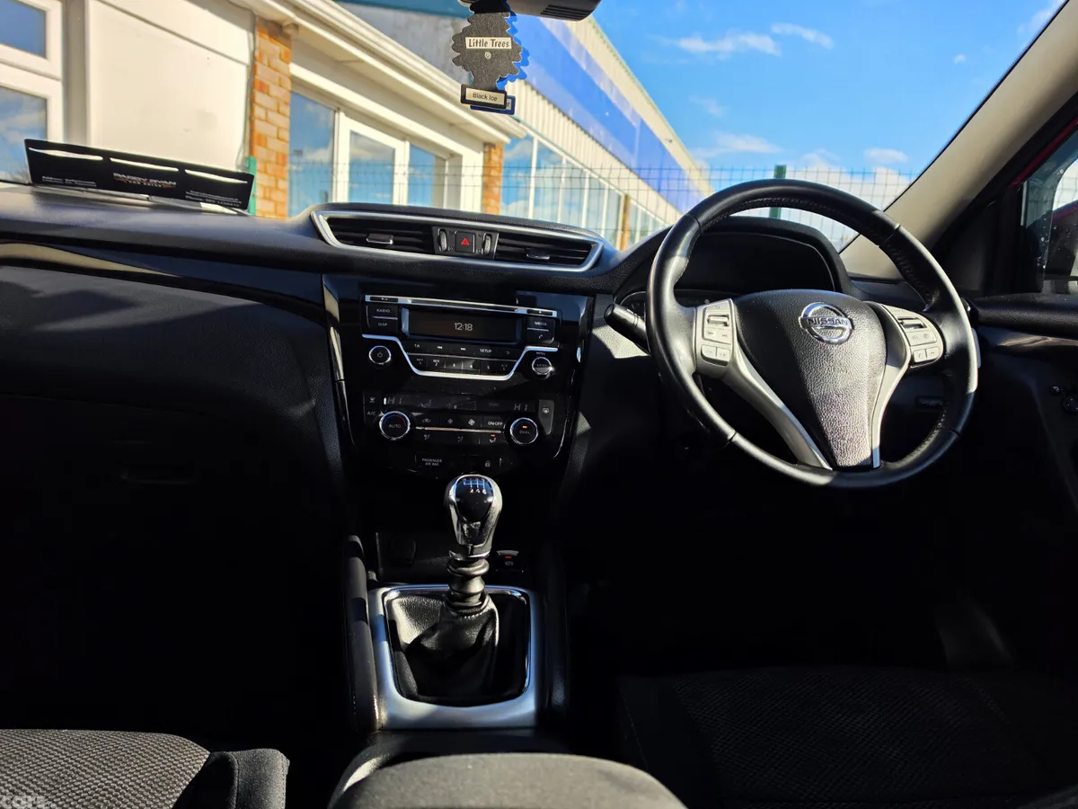Nissan Qashqai SUV, Diesel, 2017, Red