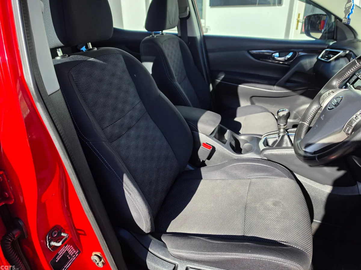 Nissan Qashqai SUV, Diesel, 2017, Red