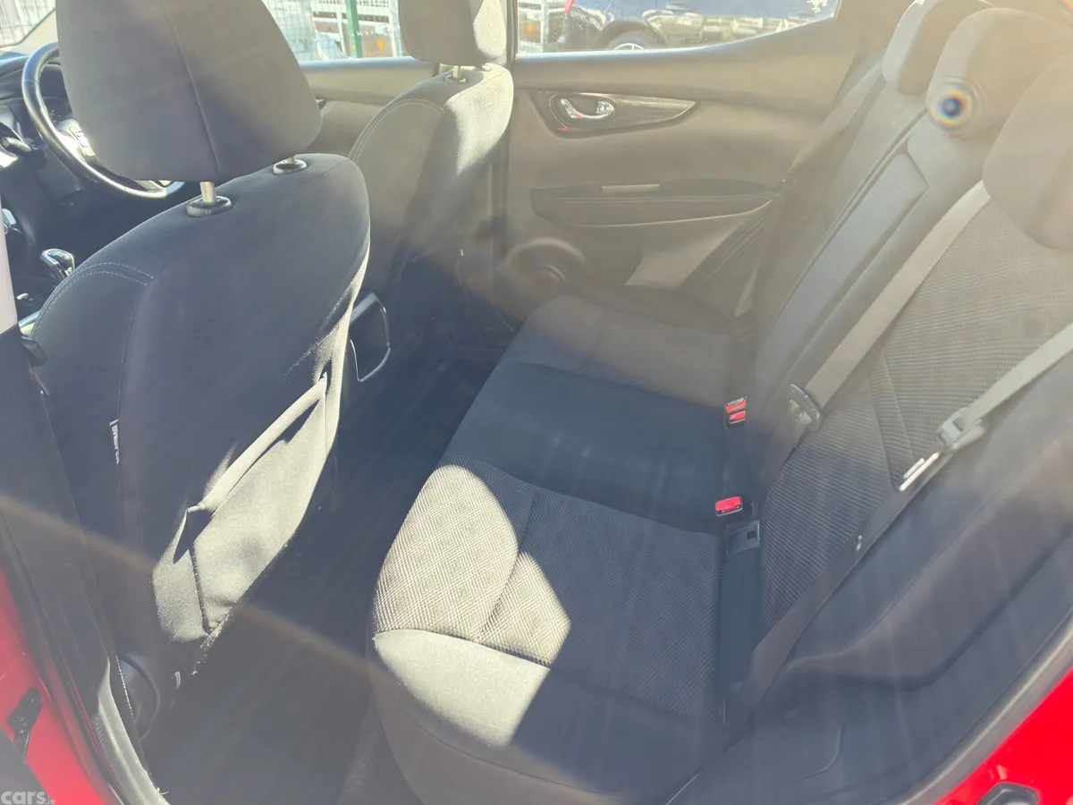 Nissan Qashqai SUV, Diesel, 2017, Red