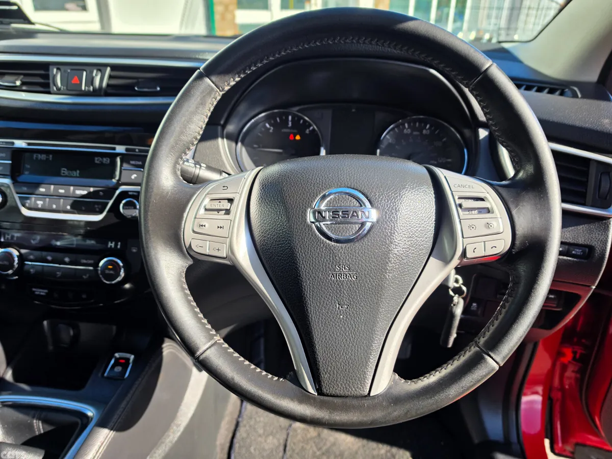 Nissan Qashqai SUV, Diesel, 2017, Red
