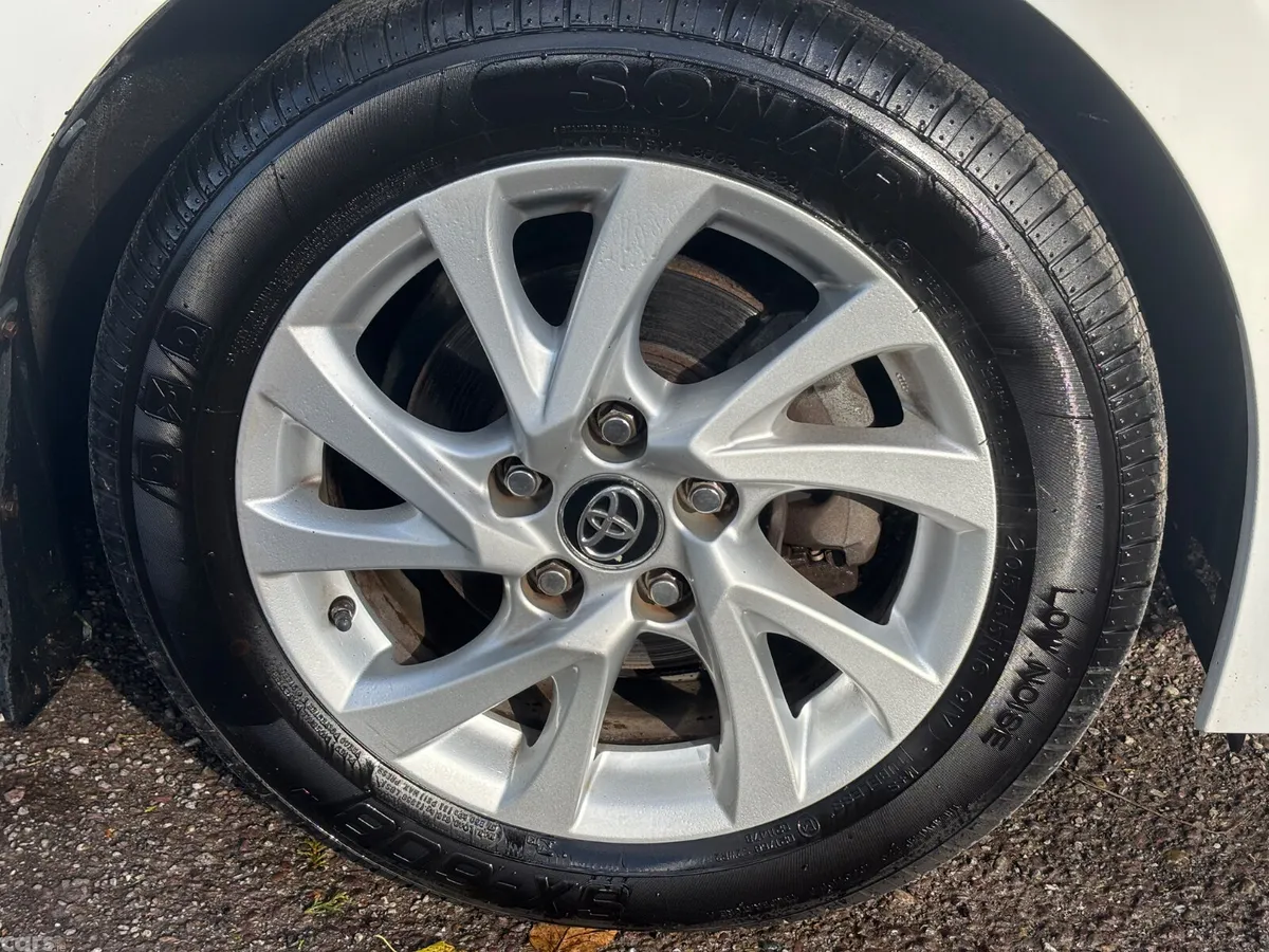 Toyota Corolla Saloon, Diesel, 2017, White