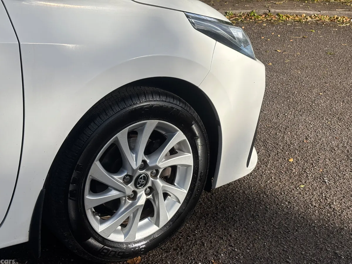 Toyota Corolla Saloon, Diesel, 2017, White