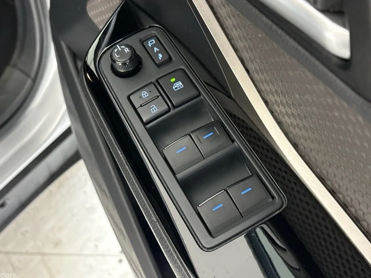 Toyota C-HR SUV, Petrol Hybrid, 2023, Silver
