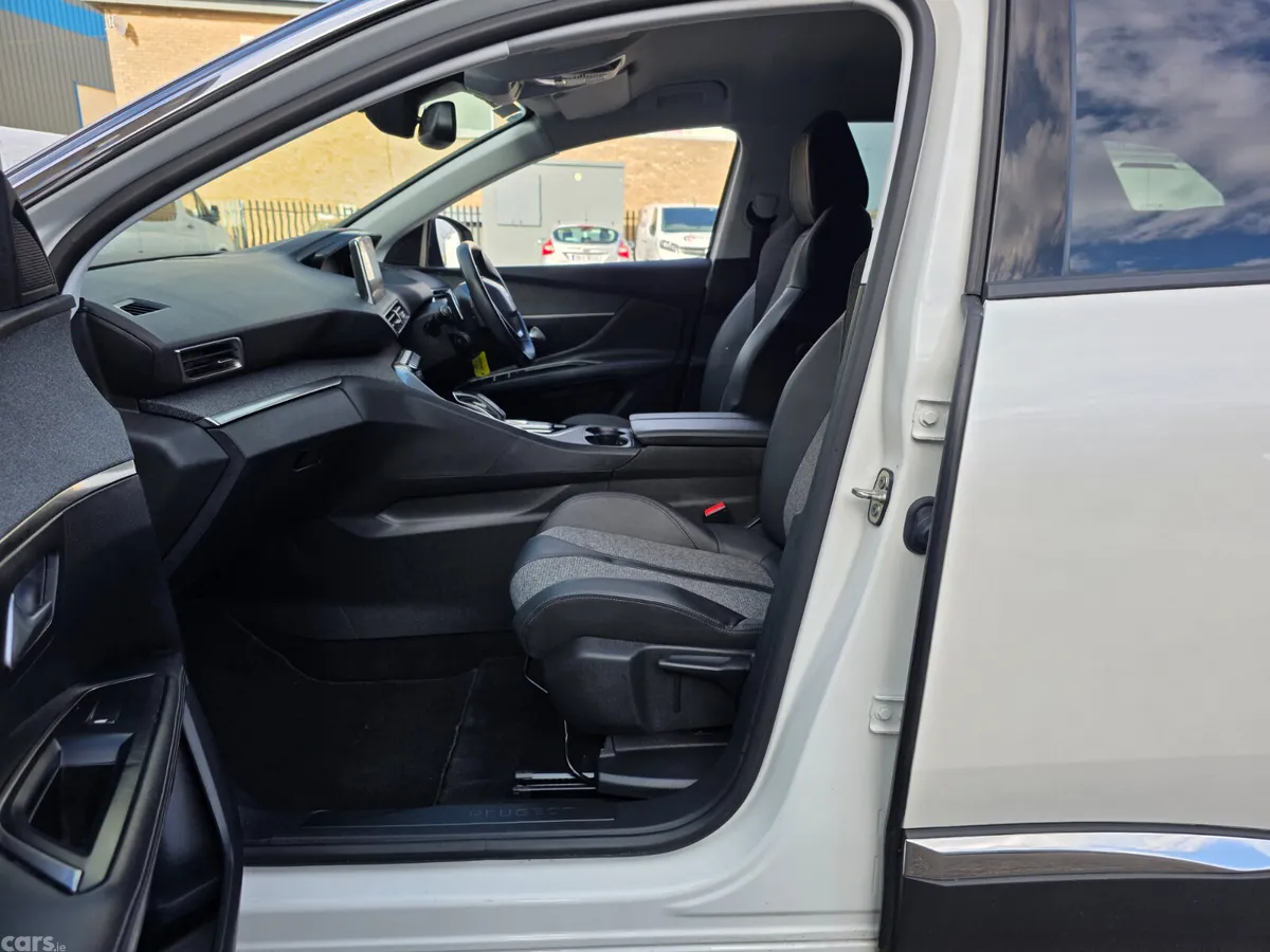 Peugeot 3008 MPV, Petrol, 2019, White