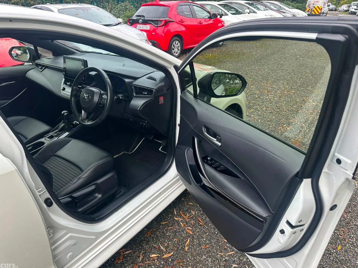 Toyota Corolla Saloon, Petrol Hybrid, 2020, White