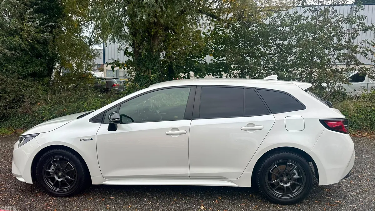 Toyota Corolla Saloon, Petrol Hybrid, 2020, White