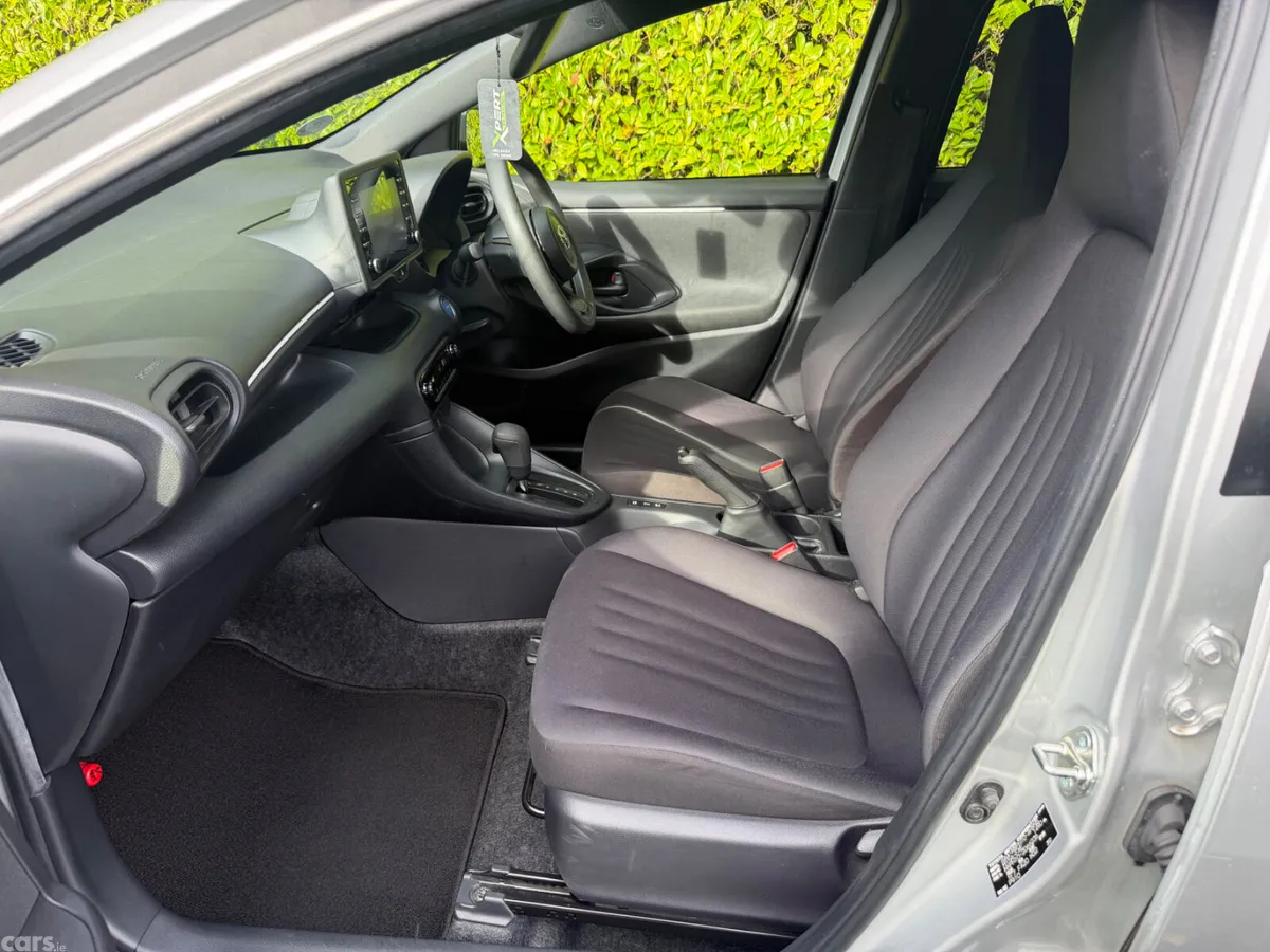 Toyota Yaris Hatchback, Petrol Hybrid, 2021, Silver