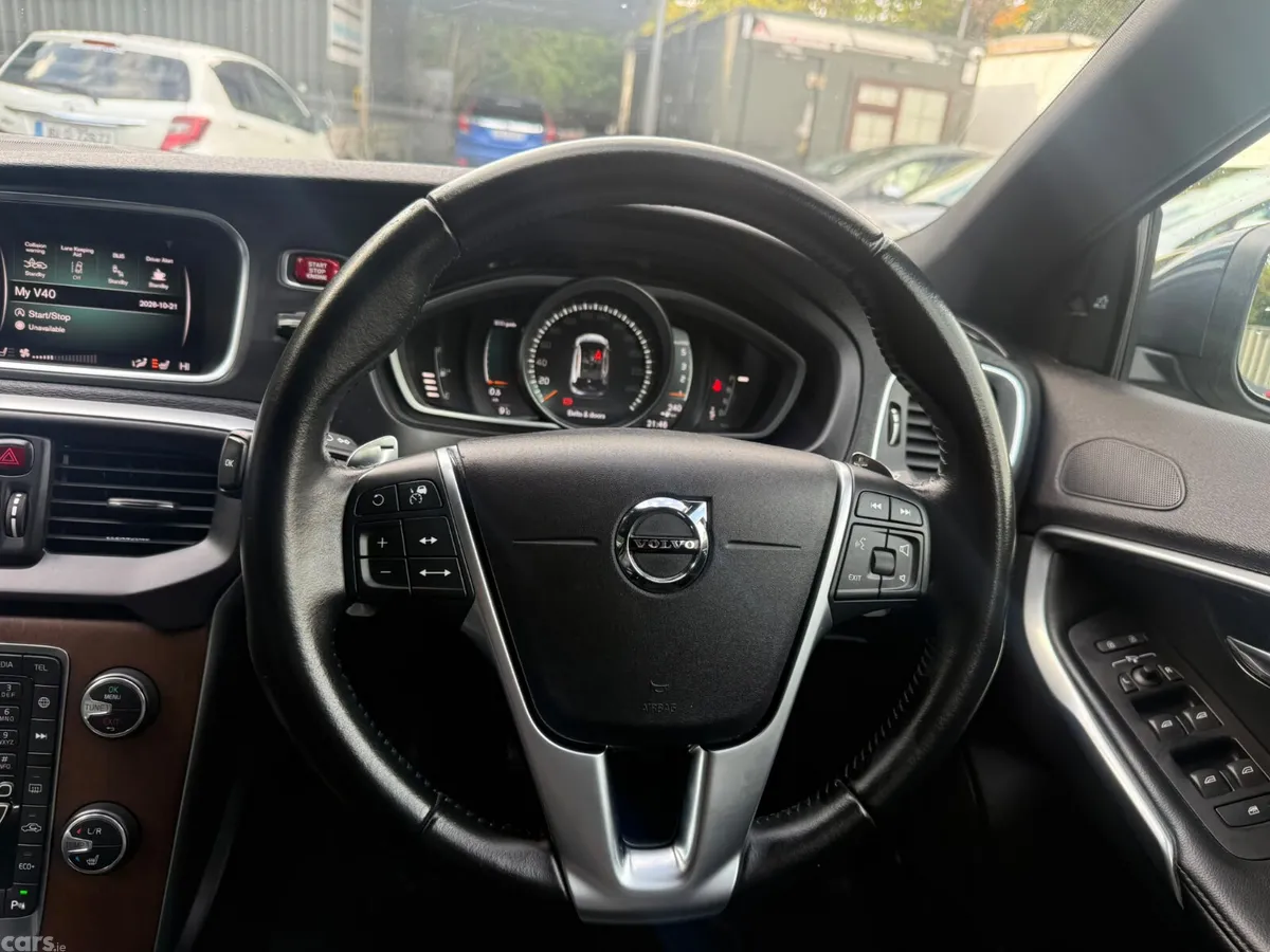 Volvo V40 Hatchback, Diesel, 2019, Blue
