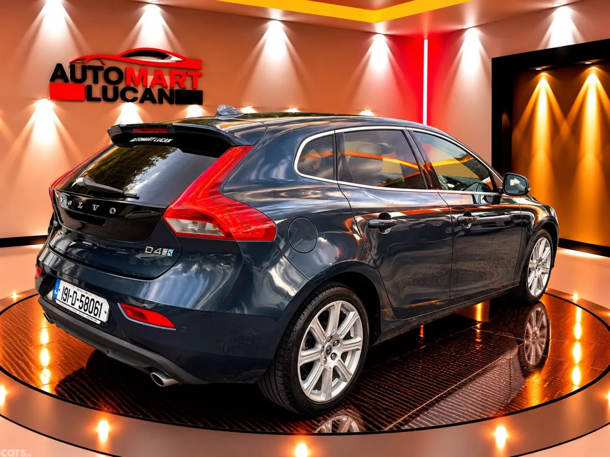 Volvo V40 Hatchback, Diesel, 2019, Blue