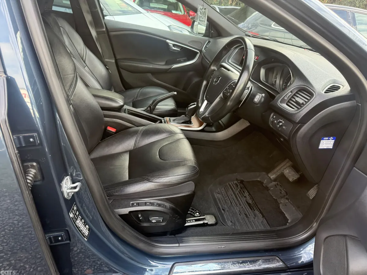 Volvo V40 Hatchback, Diesel, 2019, Blue
