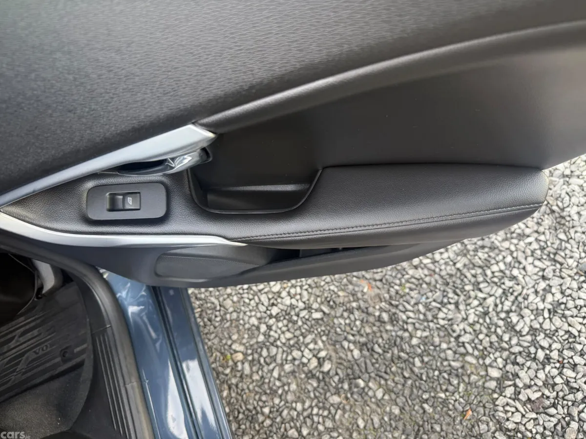 Volvo V40 Hatchback, Diesel, 2019, Blue