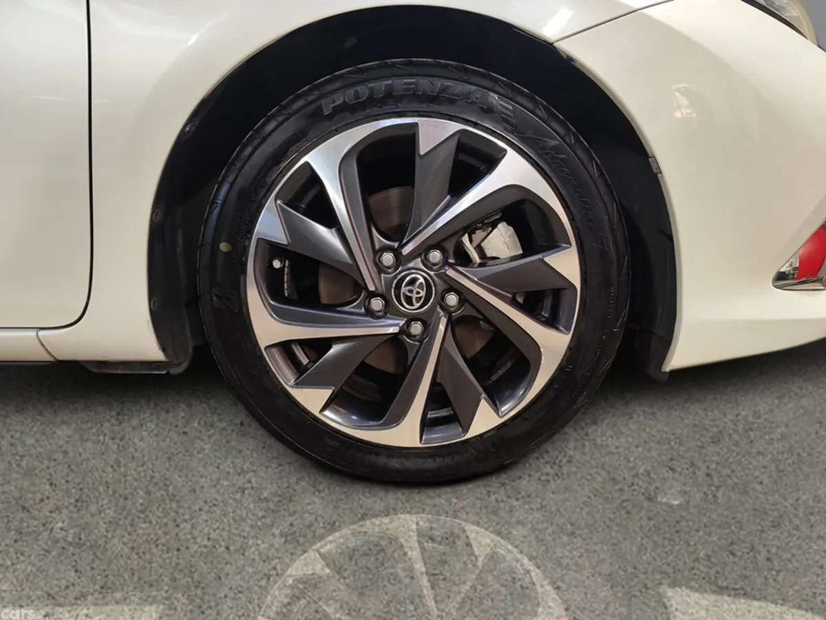 Toyota Auris MPV, Petrol Hybrid, 2016, White