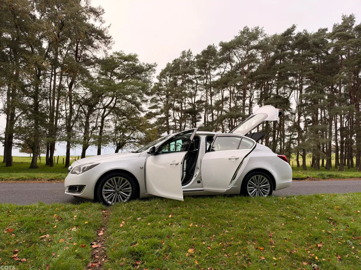 Vauxhall Insignia Hatchback, Diesel, 2016, White