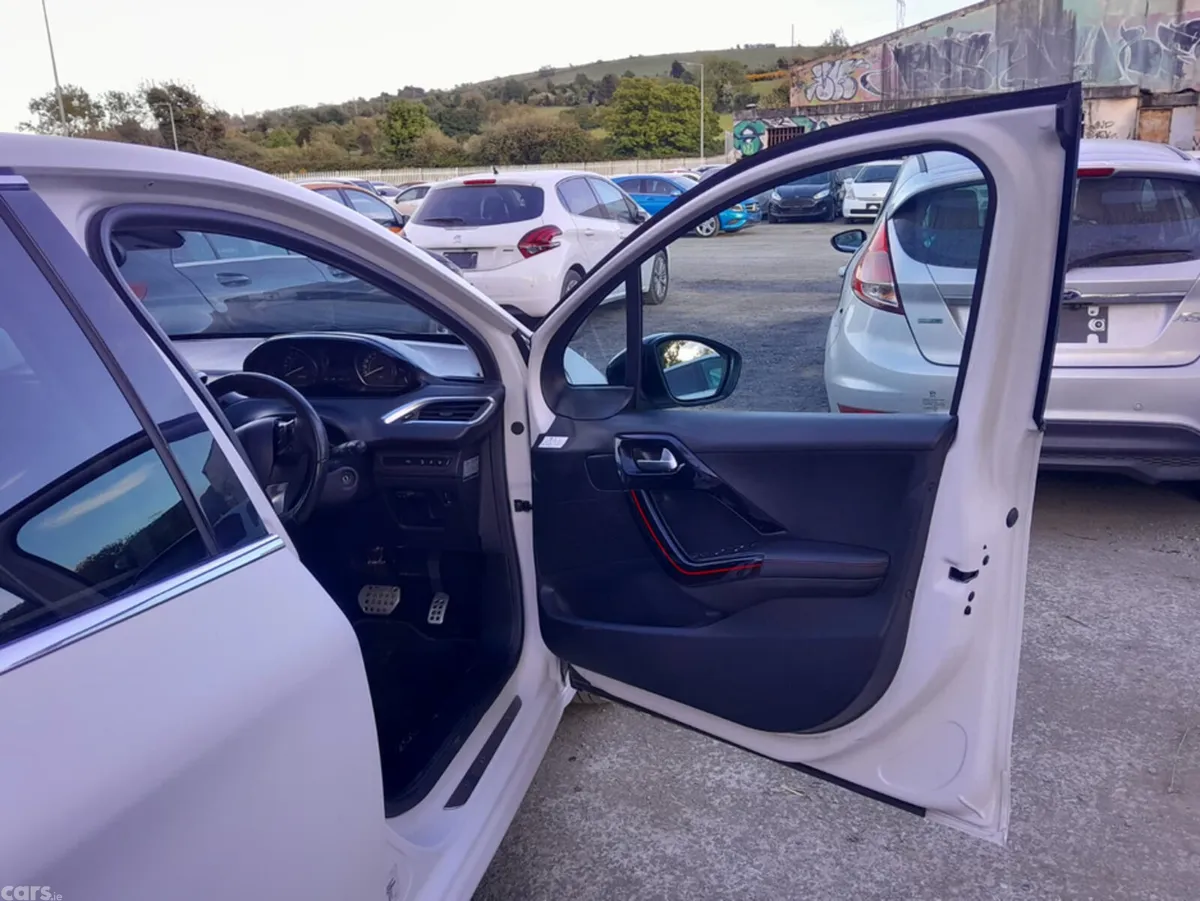 Peugeot 208 Hatchback, Petrol, 2017, White
