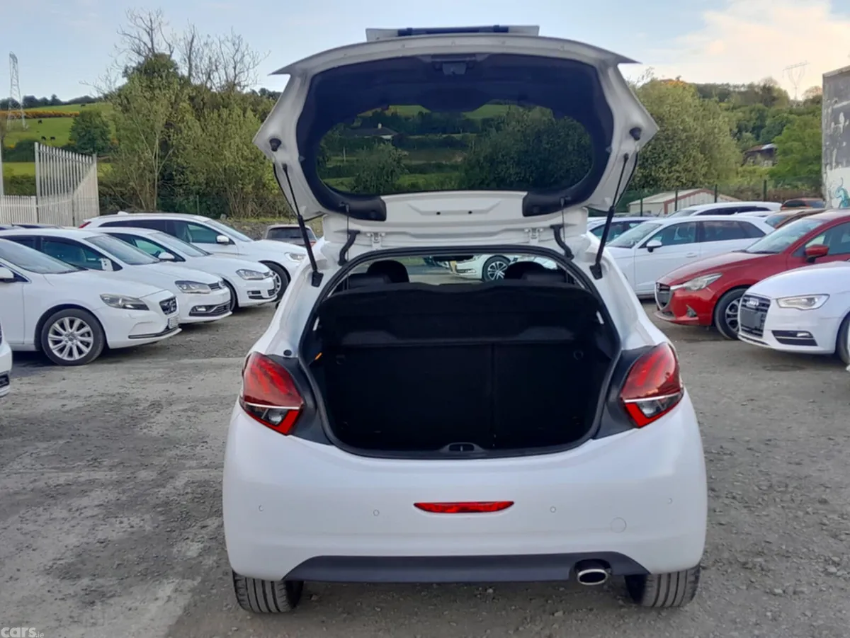 Peugeot 208 Hatchback, Petrol, 2017, White