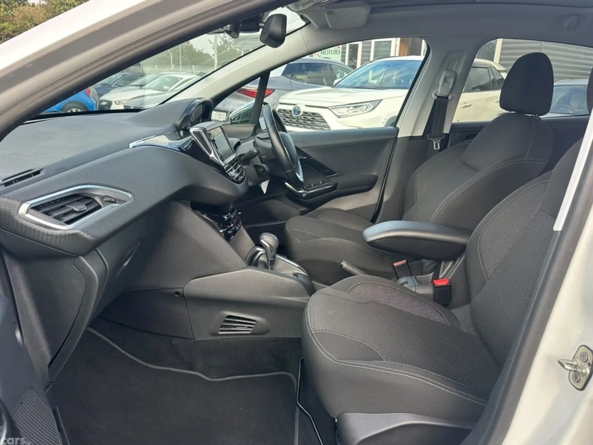 Peugeot 208 Hatchback, Petrol, 2017, White