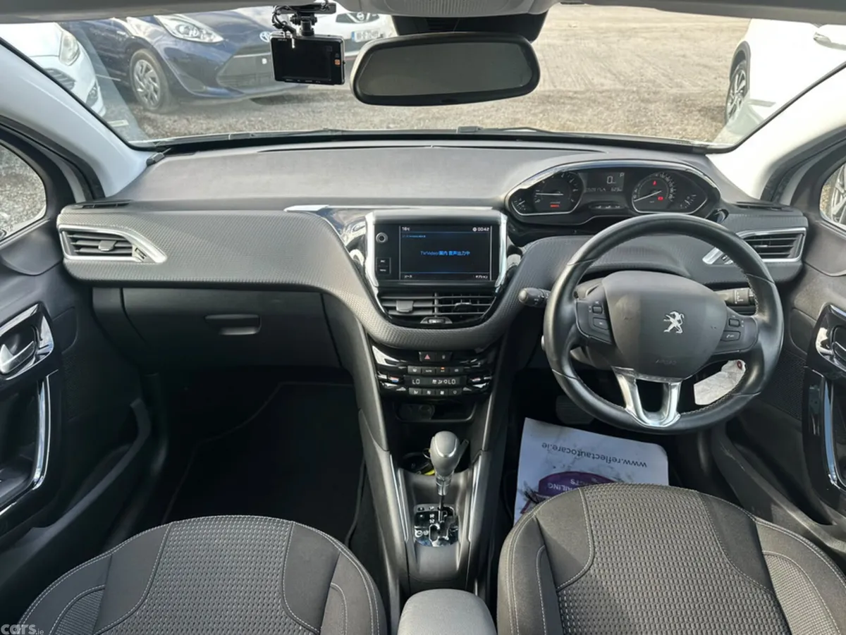 Peugeot 208 Hatchback, Petrol, 2017, White