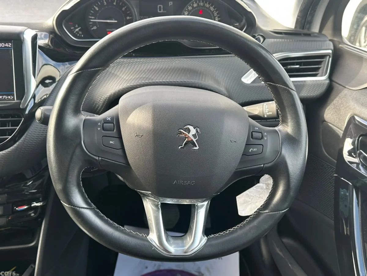 Peugeot 208 Hatchback, Petrol, 2017, White
