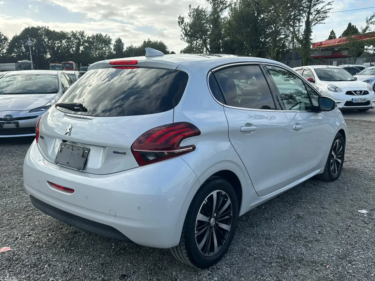 Peugeot 208 Hatchback, Petrol, 2017, White