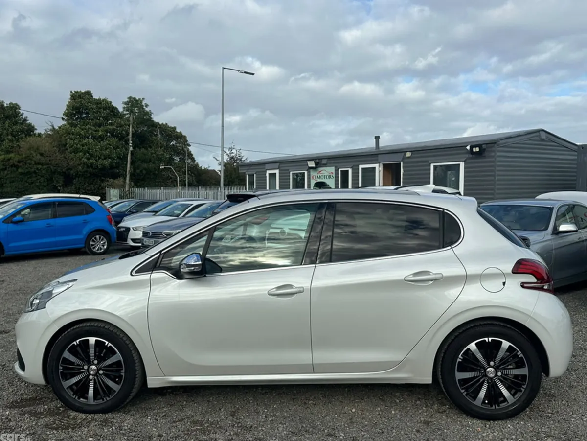 Peugeot 208 Hatchback, Petrol, 2017, White