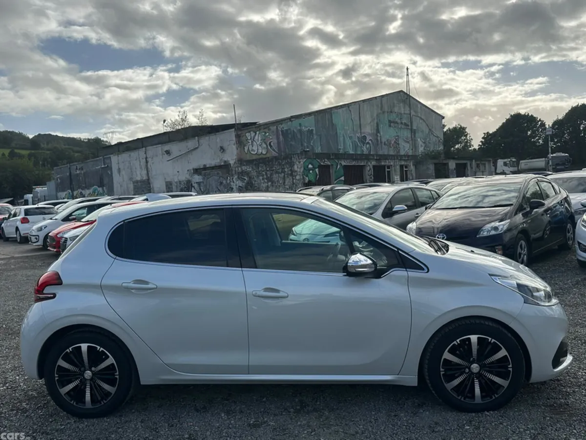Peugeot 208 Hatchback, Petrol, 2017, White
