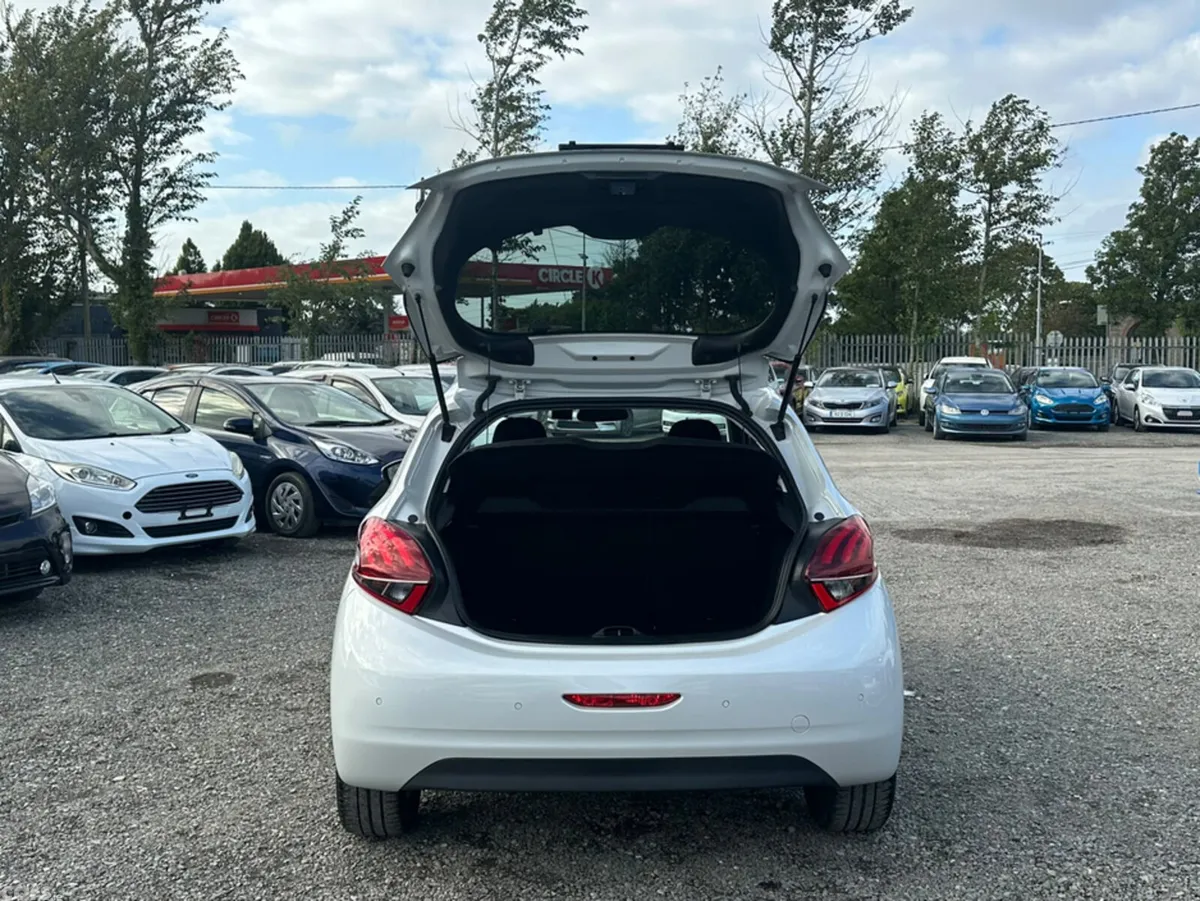 Peugeot 208 Hatchback, Petrol, 2017, White