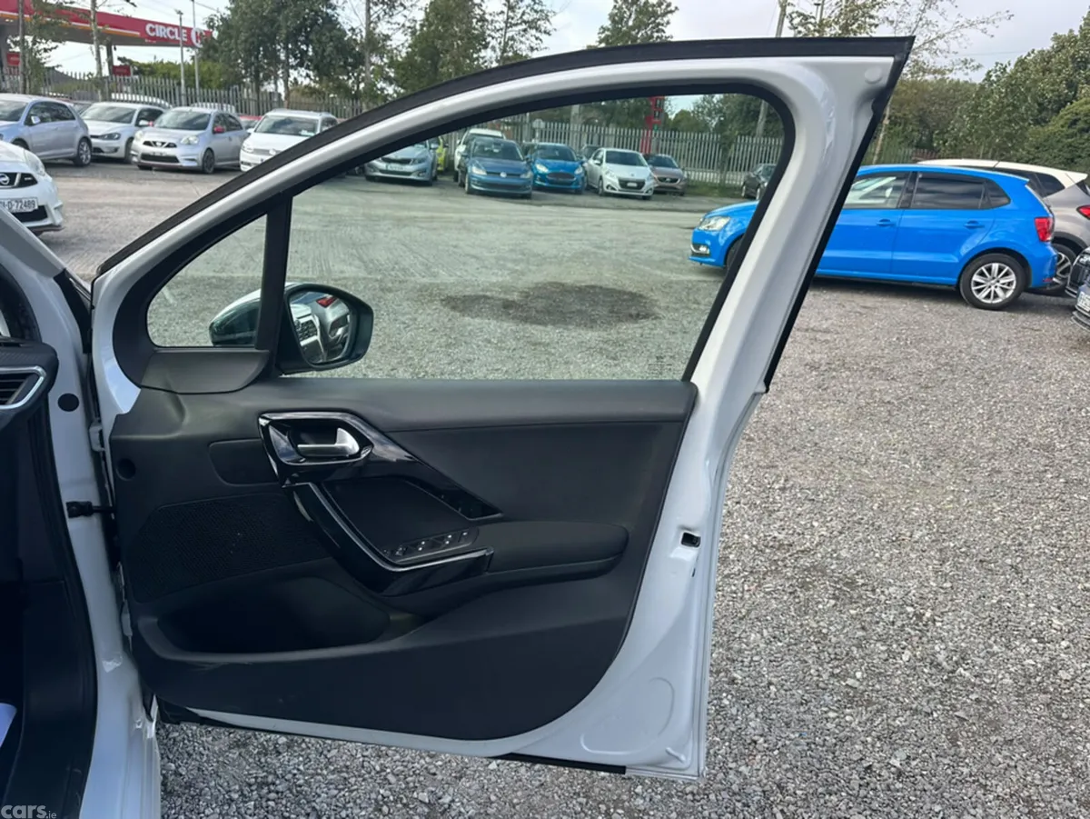 Peugeot 208 Hatchback, Petrol, 2017, White