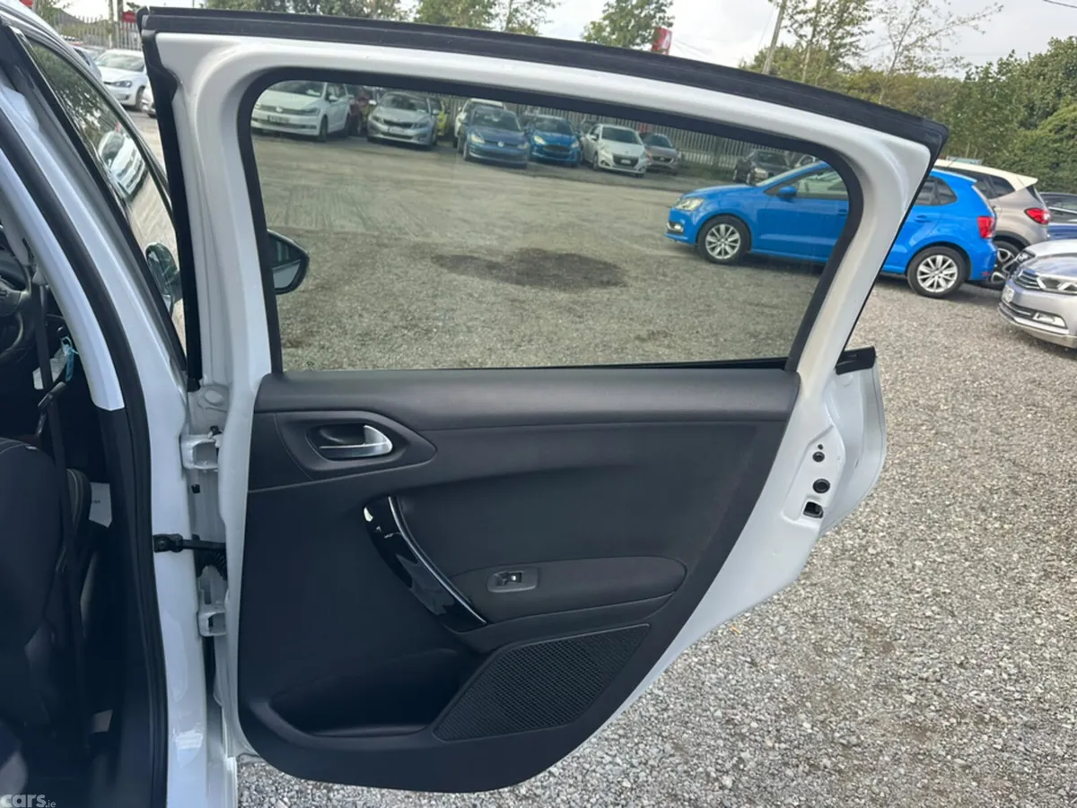 Peugeot 208 Hatchback, Petrol, 2017, White