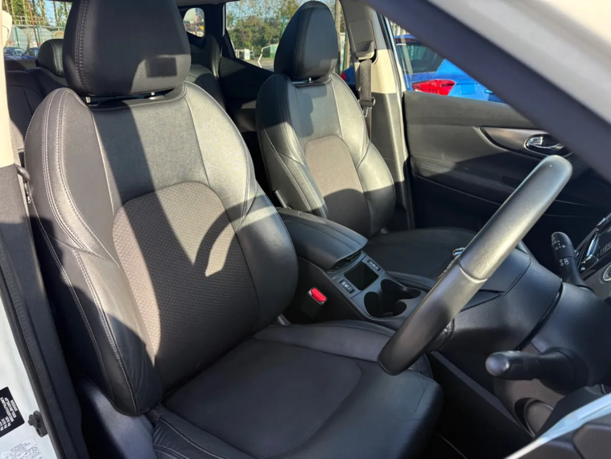 Nissan Qashqai MPV, Petrol, 2019, White