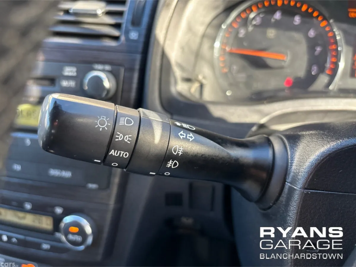 Toyota Avensis Saloon, Petrol, 2011, Silver